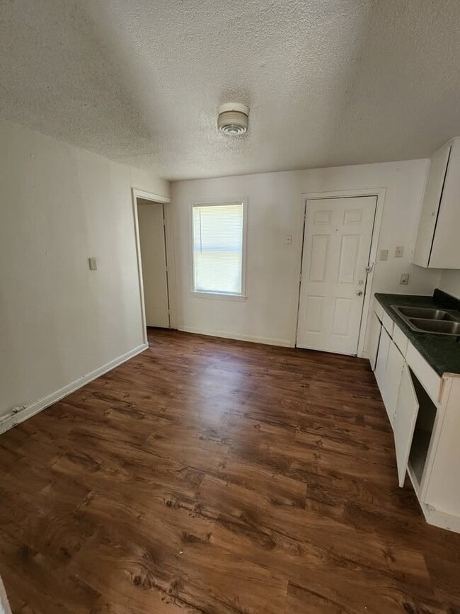 Building Photo - 1213 E Shaw St