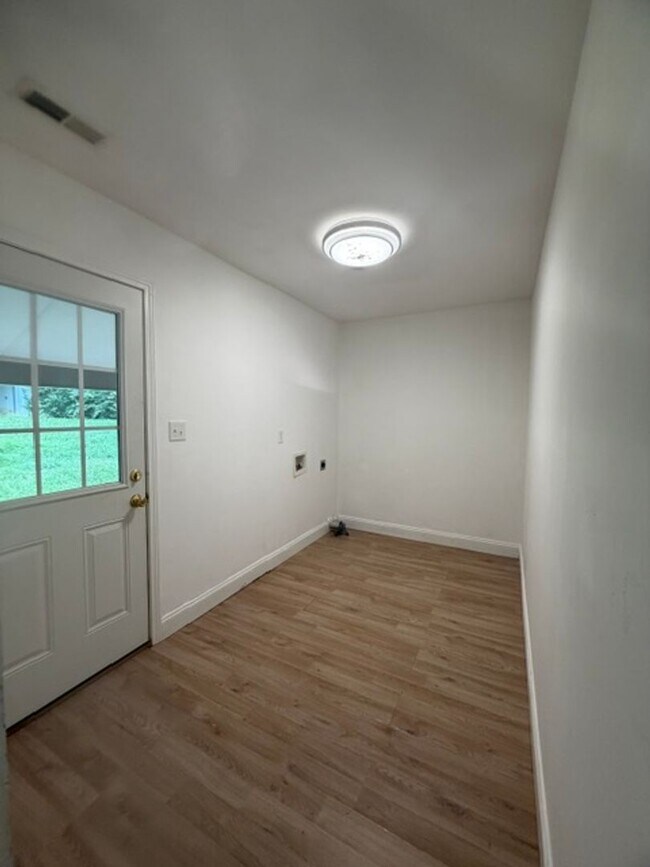 Building Photo - 2 Bedroom, 1 Bath home nestled in the heart of Maryville city in historic Sunset View.