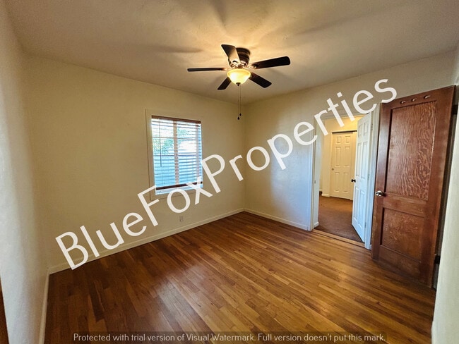 Building Photo - 3021 E Linden St