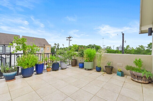 Building Photo - Luxury & Location: Spacious Home Minutes f...