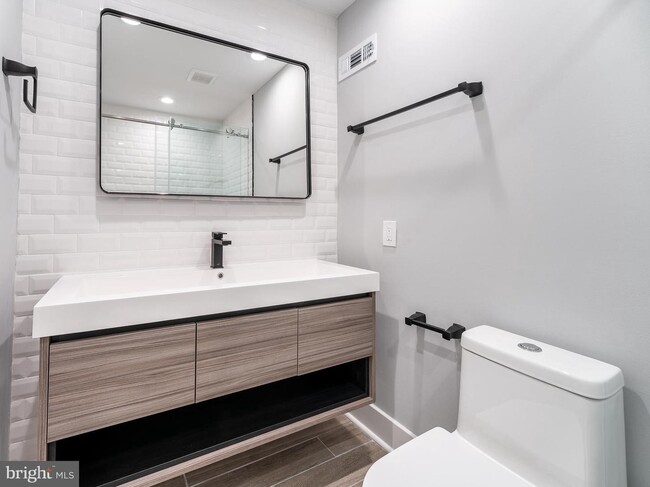 Master Bathroom - 2232 Manton St