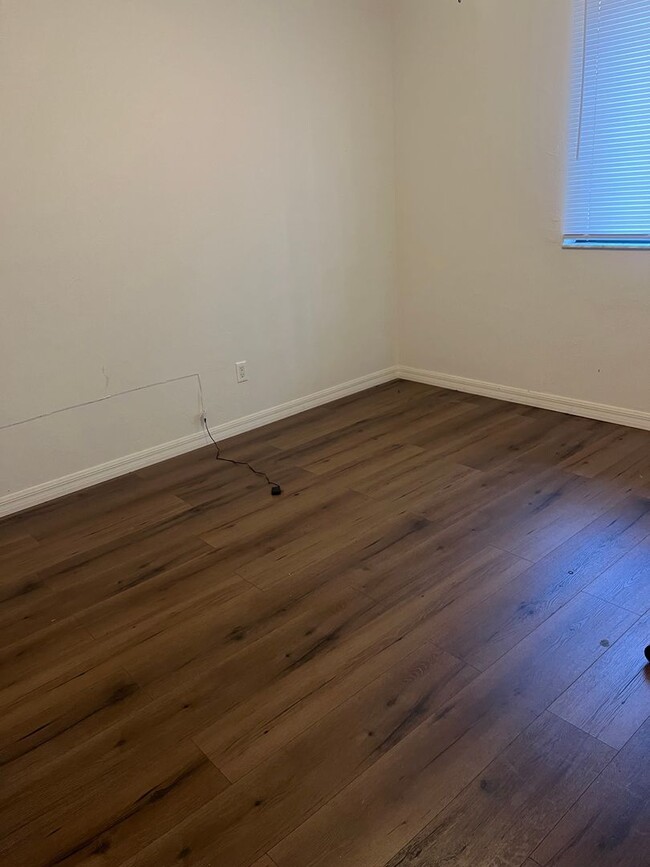 Building Photo - 2bed/2bath Townhome in Quiet Neighborhood