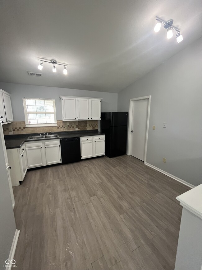Building Photo - 6165 Pinnacle Blvd