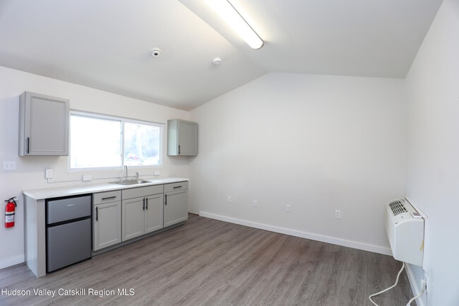 Building Photo - 669 Broadway