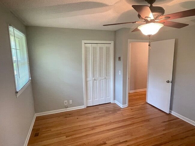 Building Photo - Hendersonville home off New Shackle!