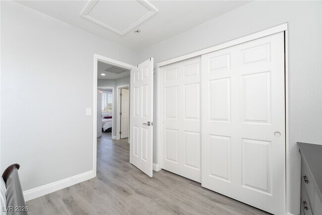 Building Photo - 2076 E Wigwam Ave