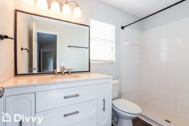 Building Photo - 3801 Country Bend E