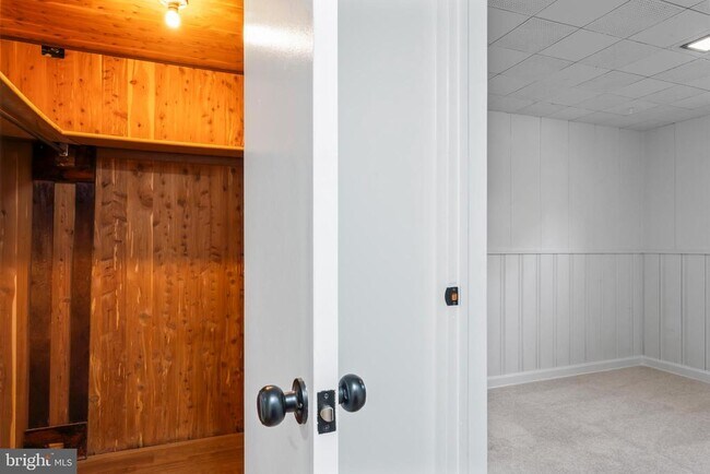 Building Photo - 2521 Fairhill Dr