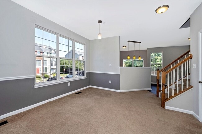 Building Photo - Fantastic End Unit Townhouse For Lease