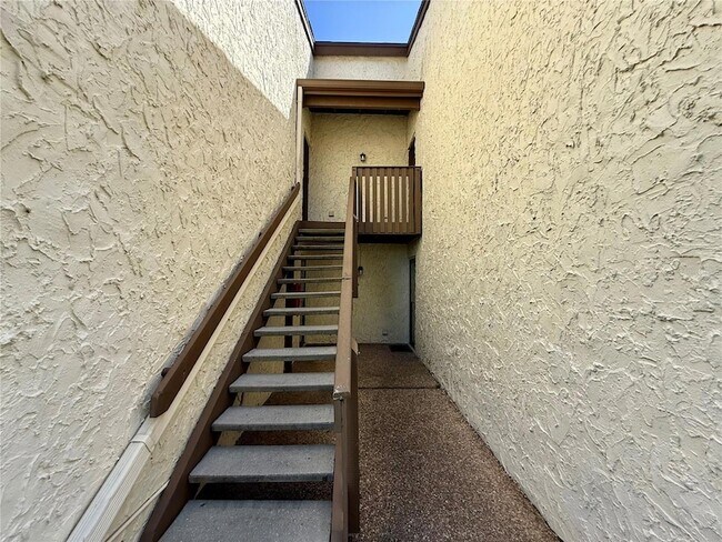 Building Photo - 706 115th Ave N