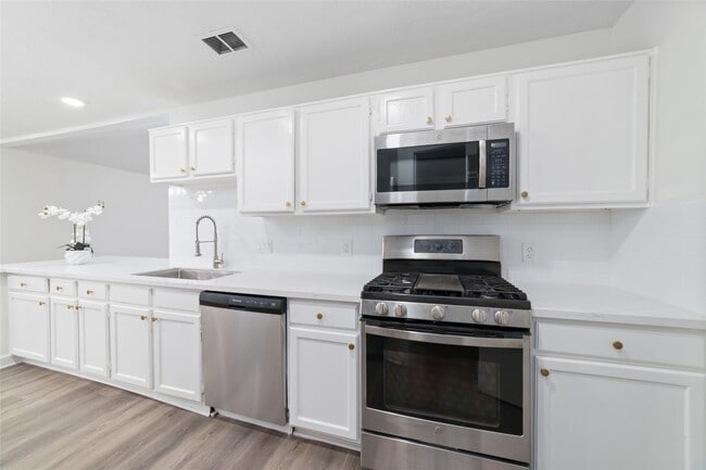 Building Photo - 17003 Summer Dew Ln