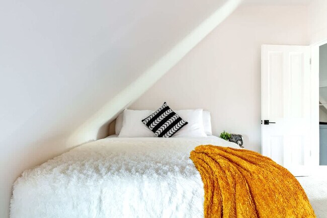 Building Photo - 313 W 4th Ave