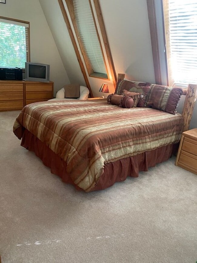 Building Photo - 2 Bedroom 2 bath Mountain Chalet close to ...
