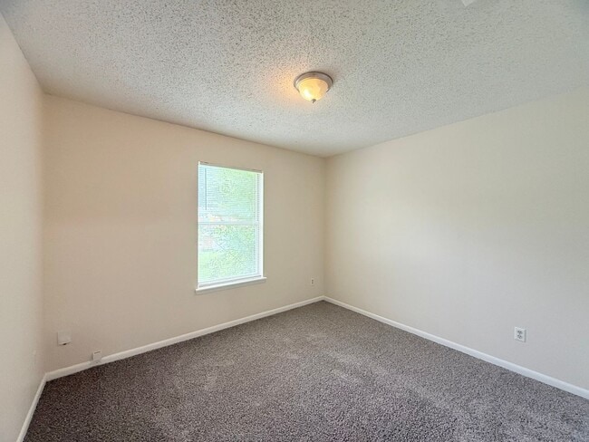 Building Photo - Spacious Triplex - Water Included