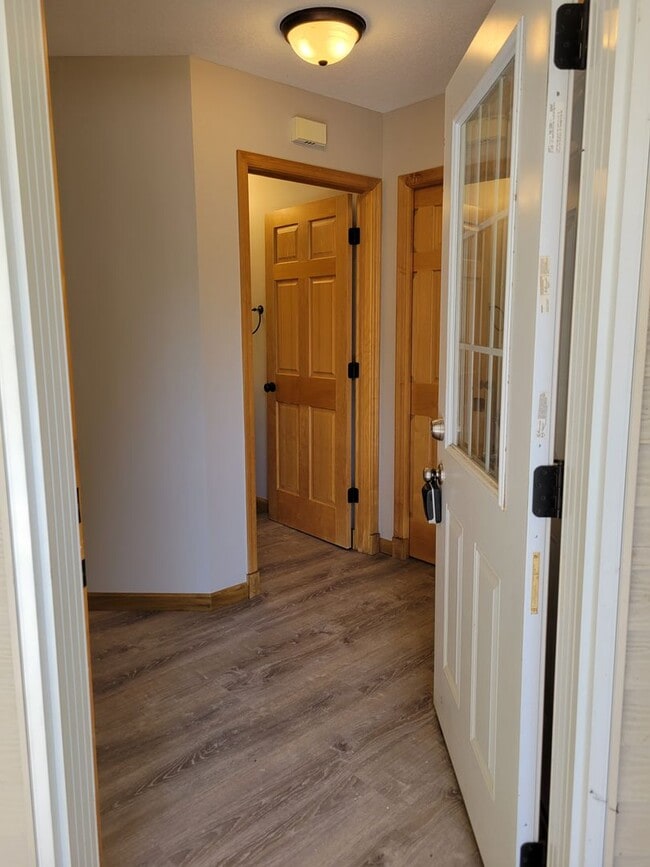 Building Photo - 3 Bedroom Townhouse - Middle Unit