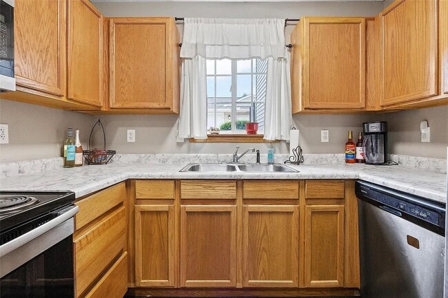 Building Photo - 2 Bed 2 Bath Condo for Rent in Marion!