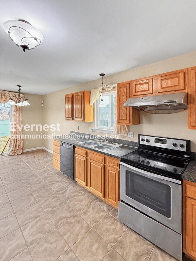 Building Photo - Spacious 3 Bed, 2.5 Bath Home with Fenced Yard and Attached Garage