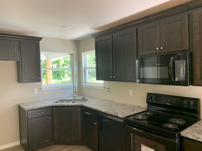 Building Photo - Beautiful Brand New 3 bedroom 2 full bathroom Home with New Everything!