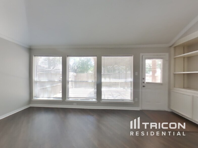 Building Photo - 10326 Emerald Oaks Dr