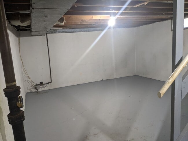 Building Photo - Close to Grandview College A