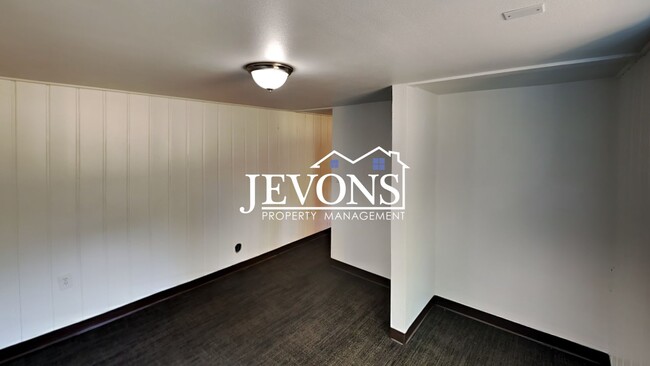 Building Photo - Charming 3-bedroom home with large fenced ...