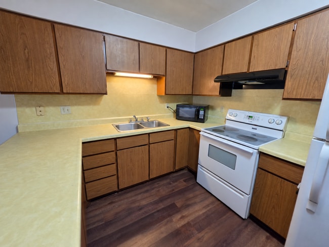 Building Photo - Large 1 Bedroom with Bonus Room - Available Now!