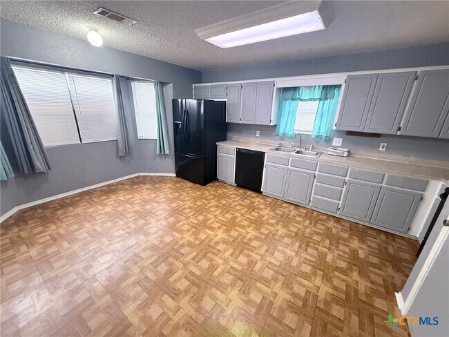 Building Photo - 2502 Transit Dr