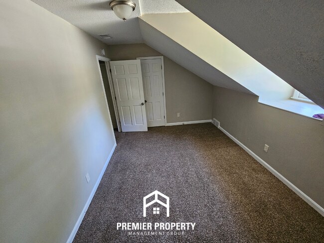 Building Photo - Massive 5BR/3BA Executive Home in East Memphis | Screened Porch & 2,200+ Sq Ft