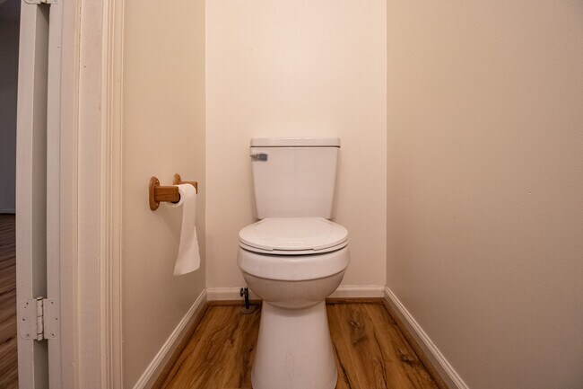 Building Photo - 3 Bedrooms, 2.5 Bathrooms Townhouse Rental