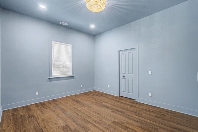 Building Photo - Completely redone 1 bedroom - move in special