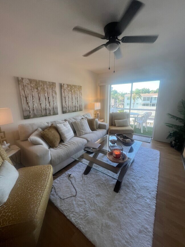 Building Photo - 2041 Sunset Dr