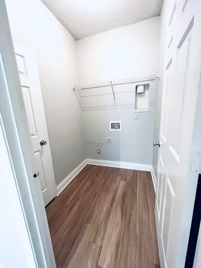 Building Photo - RENOVATED SPACIOUS 3bd / 2.5bath TOWNHOME