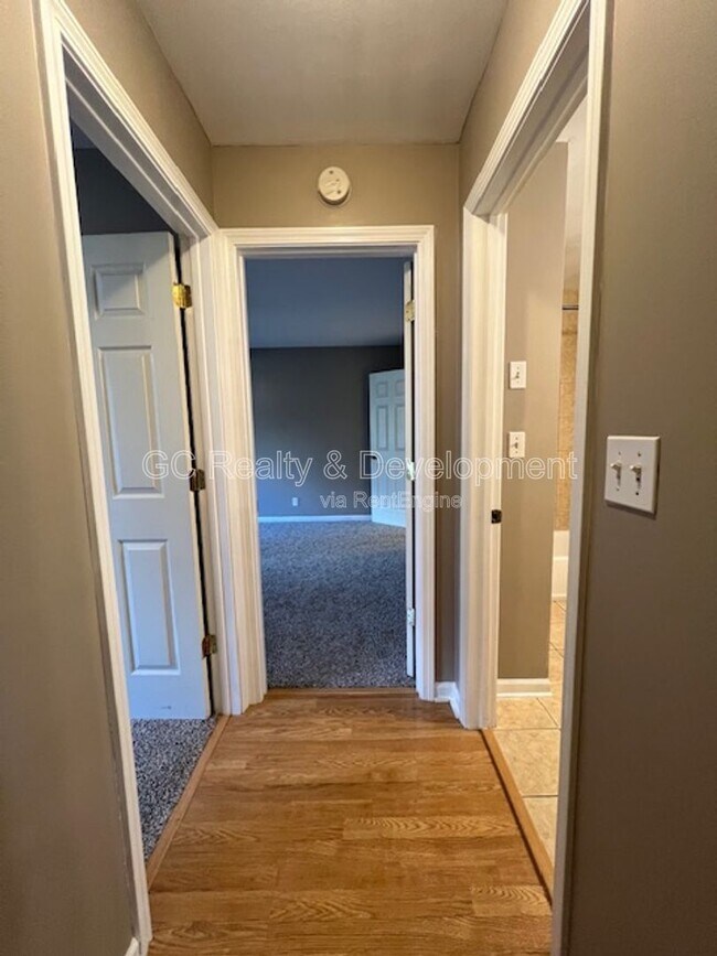 Building Photo - 7 Simpson St