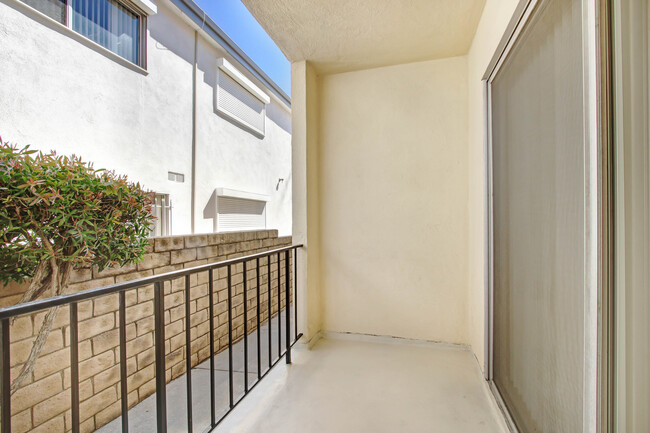 Building Photo - 1133 16th St in Santa Monica - North of Wi...