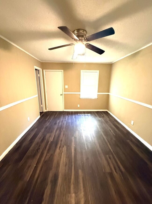 Building Photo - ** 3 bed 1.5 bath located across from Frazer Church ** Call 334-366-9198 to schedule a self tour