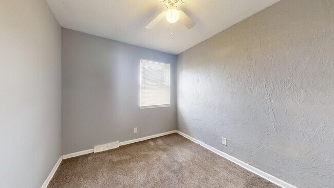 Building Photo - Elyria - updated 2 bedroom/1 bath townhouse.