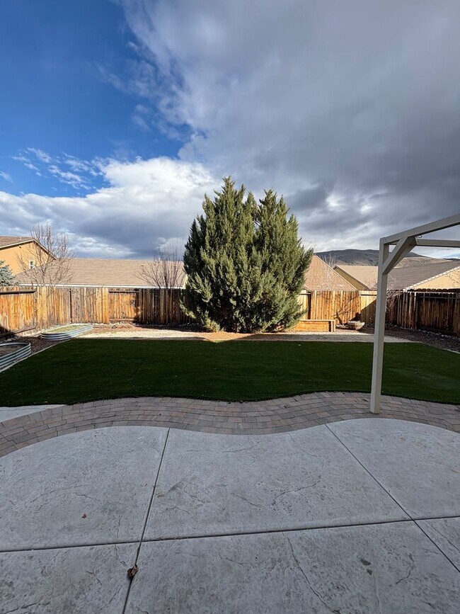 Building Photo - Freshly painted  5 bedroom 3 bath home