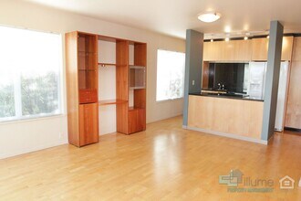 Building Photo - Condo Near OHSU with Huge Deck, Stunning Views and Parking