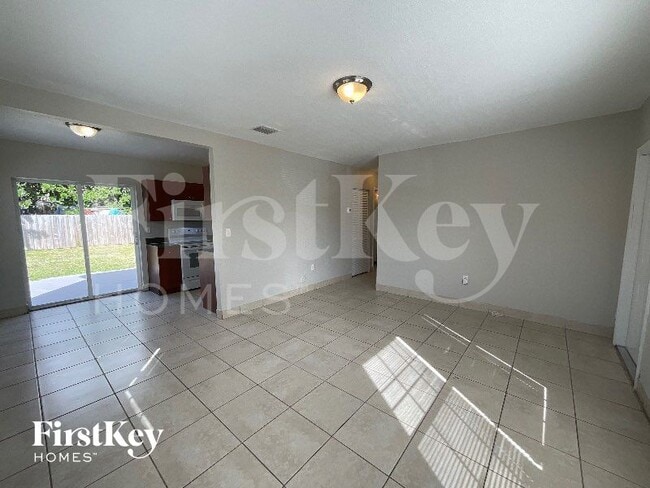 Building Photo - 1231 NE 214th St