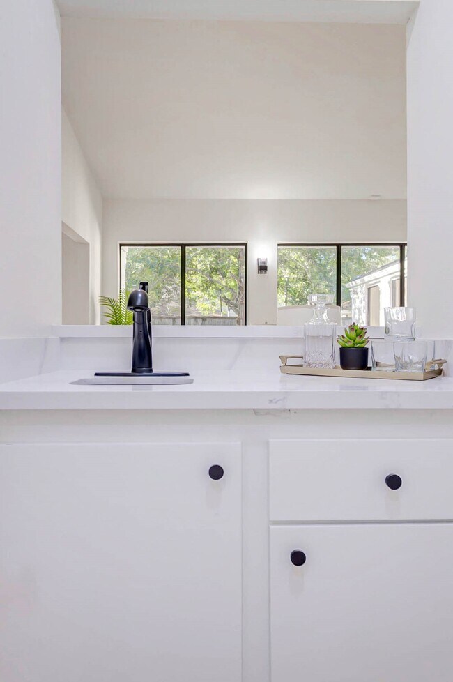 Building Photo - 10303 Chevy Chase Dr