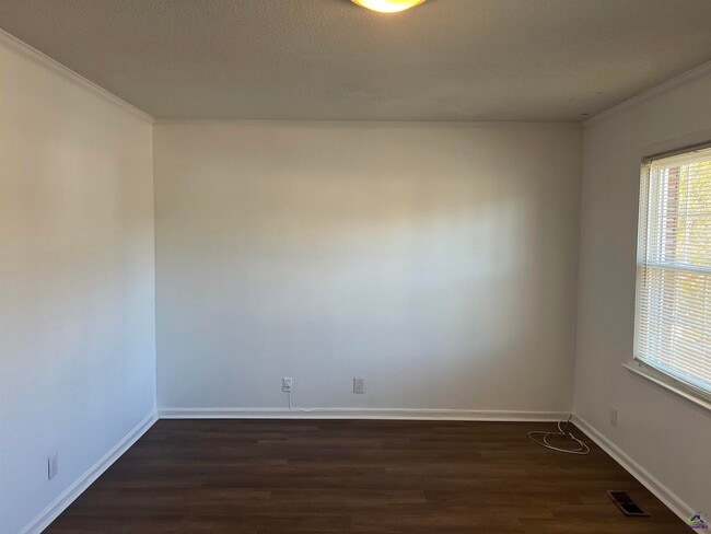 Building Photo - 117 N Springs Ct