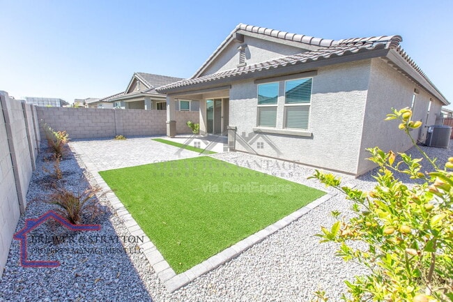 Building Photo - 15243 W Latham St