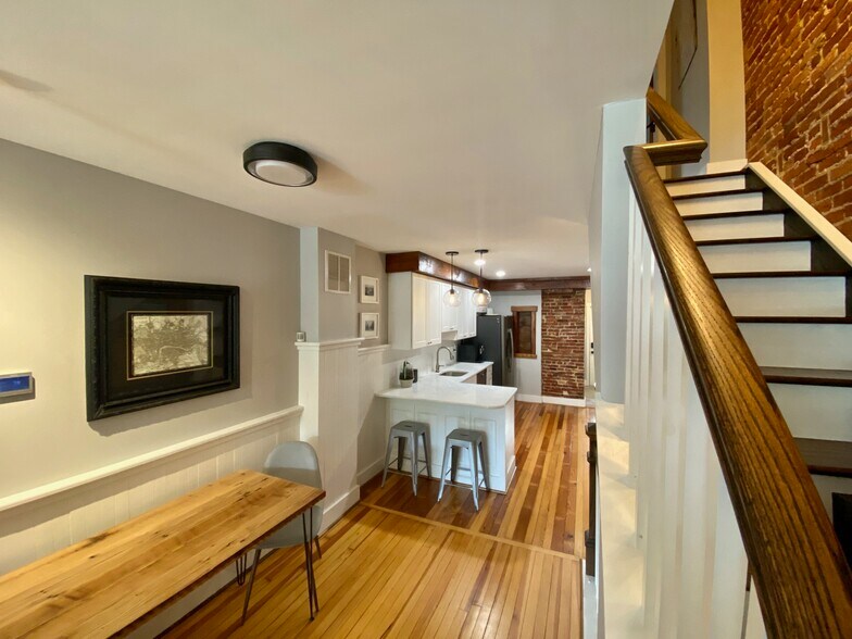 Building Photo - 1406 Andre St
