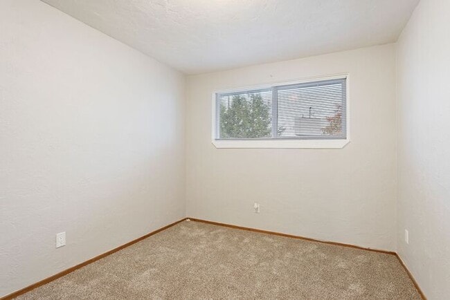 Building Photo - MOVE IN SPECIAL 1ST MONTH RENT FREE!! 2 be...