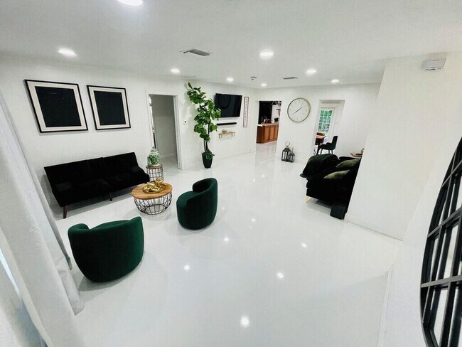 Building Photo - 5537 SW 6th St