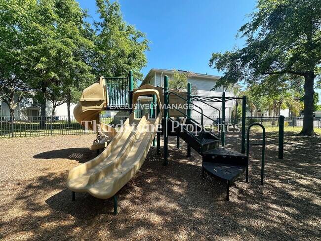 Building Photo - 1660 Biscayne Bay Cir
