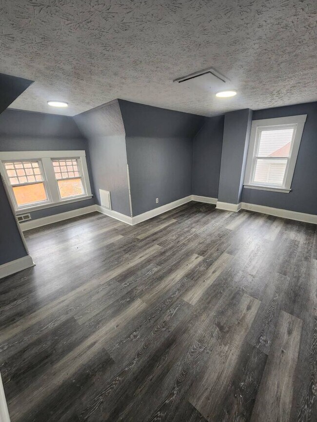 Building Photo - Charming 3-Bedroom Property in Prime Location