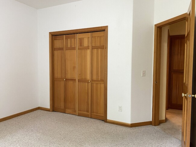 Building Photo - Private Hood River Home
