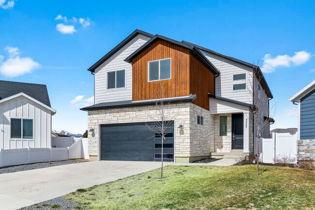 Building Photo - Golf Course Living with Incredible Views and Finished Basement
