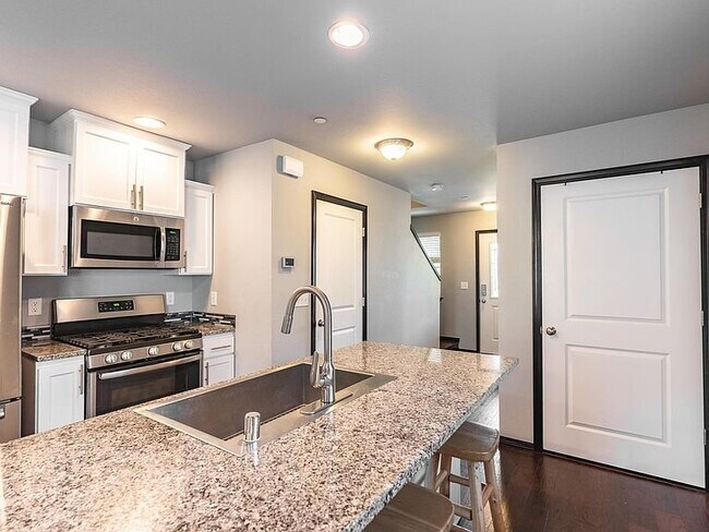 Building Photo - 713 Violet Ln